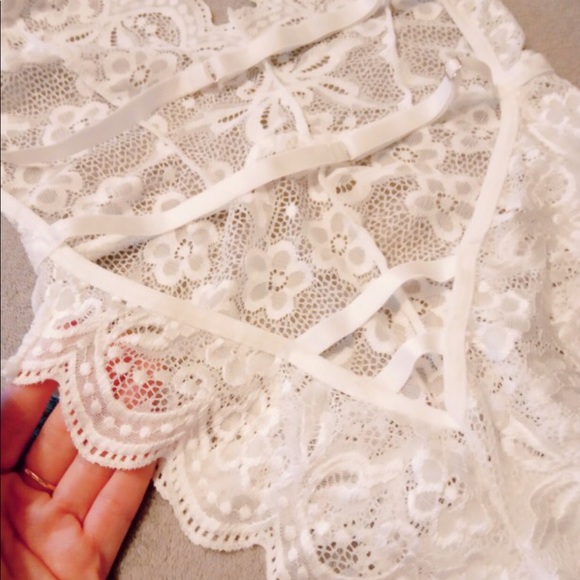 White floral lace bodysuit - Picture 7 of 8